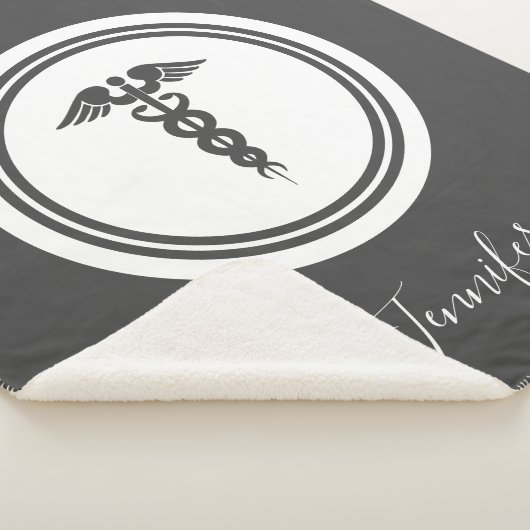 Couverture Sherpa Caducée Médicale lettrée en Hamd gris personnalisé (3/4)