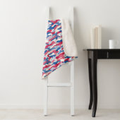 Couverture Sherpa Camouflage rouge blanc et bleu (En situation)