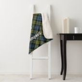 Couverture Sherpa Campbell Crest sur Tartan (En situation)