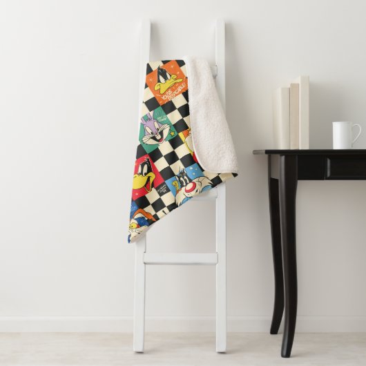 Couverture Sherpa Caractères LOONEY TUNES™ sur Checker noir et blanc (En situation)