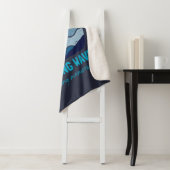 Couverture Sherpa Catching Waves Retro Surboard Beach Art (En situation)