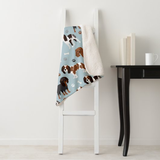 Couverture Sherpa Cavalier King Charles Spaniel Paws and Bones (En situation)