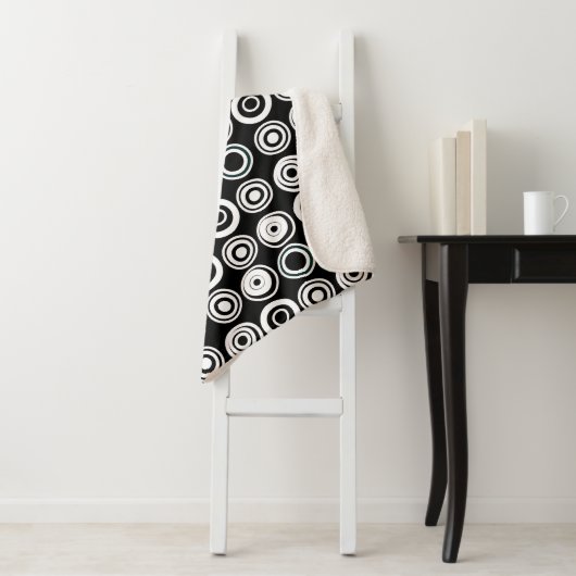Couverture Sherpa Cercles rétrogrades Noir Blanc (En situation)