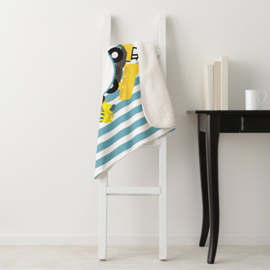 Couverture Sherpa Chariots de construction Bleu rayures Monogramme (En situation)