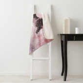 Couverture Sherpa Chat Fleur de Cerisier et Papillons (7) (En situation)