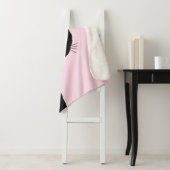 Couverture Sherpa Chat noir rusé rose (En situation)