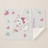 Couverture Sherpa Chaton blanc mignon avec le papillon sur le pastel (Devant (Horizontal))