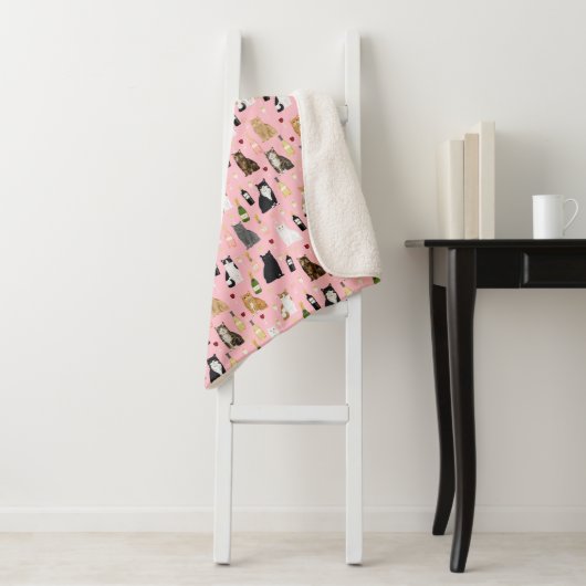Couverture Sherpa Chats et vin mignon motif rose (En situation)
