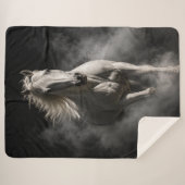 Couverture Sherpa Cheval Blanc Dans La Fumée (Devant (Horizontal))