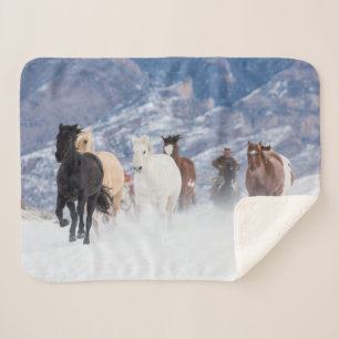 Couverture Sherpa Cheval courant à travers la neige