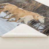 Couverture Sherpa Chevaux courant dans la neige (3/4)