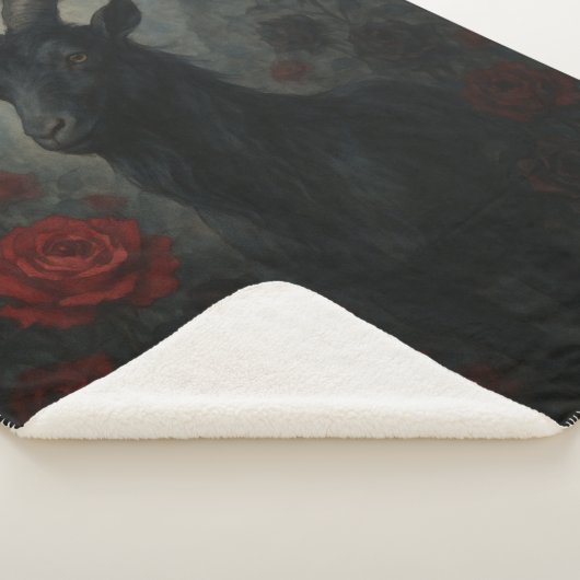 Couverture Sherpa Chèvre noire gothique avec roses rouges Art foncé (3/4)