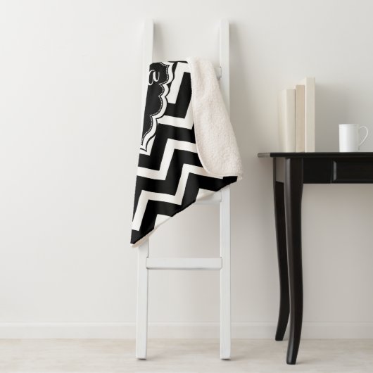 Couverture Sherpa Chevron Noir Et Blanc Monogramme (En situation)