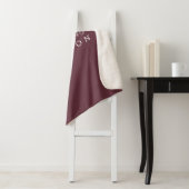 Couverture Sherpa Chic Newlysée M. Mme Burgundy Monogram (En situation)