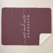 Couverture Sherpa Chic Newlysée M. Mme Burgundy Monogram (Devant (Horizontal))