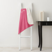 Couverture Sherpa Chic Newlysée M. Mme Hot Pink Monogram (En situation)