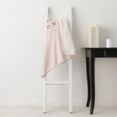 Couverture Sherpa Chic Newlysée M. Mme Pastel Pink Monogram (En situation)