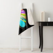 Couverture Sherpa Chouette Oracle noire et multicouleur (En situation)