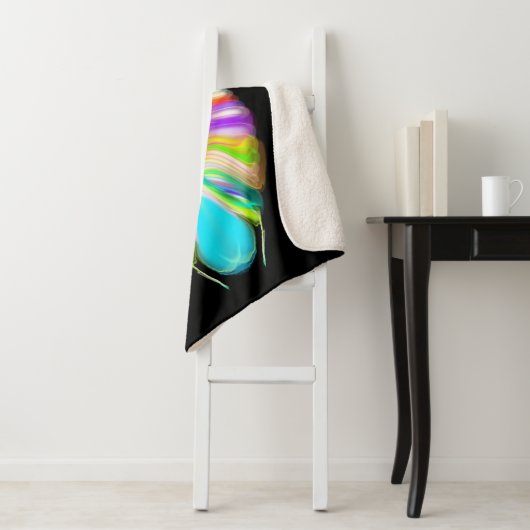 Couverture Sherpa Chouette Oracle noire et multicouleur (En situation)