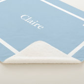 Couverture Sherpa Ciel Bleu et Clé Grecque Monogramme Blanc (3/4)
