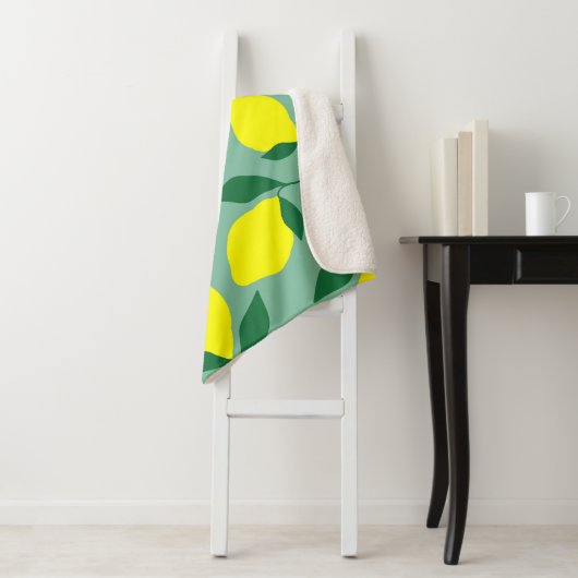 Couverture Sherpa Citron simple, Arrière - plan vert. (En situation)