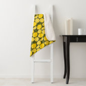 Couverture Sherpa Citrons jaunes et motif vert olive : Citrus modern (En situation)