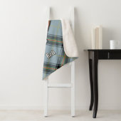 Couverture Sherpa Clan Bell Crest sur Tartan (En situation)