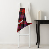 Couverture Sherpa Clan Brown Crest sur Tartan (En situation)