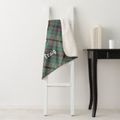 Couverture Sherpa Clan Craig Crest sur Tartan (En situation)