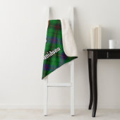 Couverture Sherpa Clan Davidson Crest sur Tartan (En situation)
