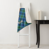 Couverture Sherpa Clan Keith Crest sur Tartan (En situation)