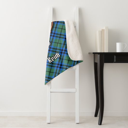 Couverture Sherpa Clan Keith Crest sur Tartan (En situation)