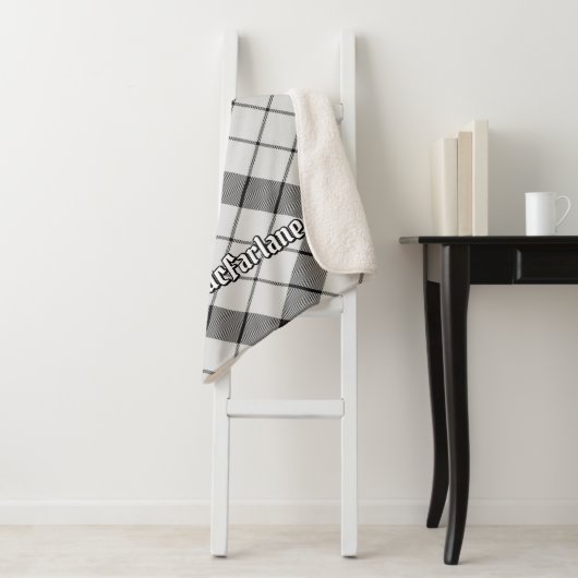 Couverture Sherpa Clan MacFarlane Tartan noir et blanc (En situation)