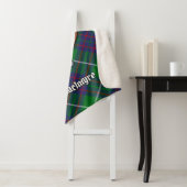 Couverture Sherpa Clan MacIntyre Crest sur Tartan (En situation)