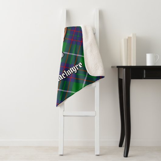 Couverture Sherpa Clan MacIntyre Crest sur Tartan (En situation)