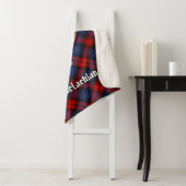 Couverture Sherpa Clan MacLachlan Crest sur Tartan (En situation)