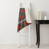 Couverture Sherpa Clan MacPherson Crest sur Tartan (En situation)