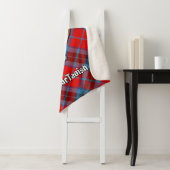 Couverture Sherpa Clan MacTavish Crest sur Tartan (En situation)