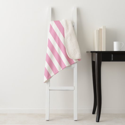 Couverture Sherpa Classic rose clair et blanc rayé (En situation)
