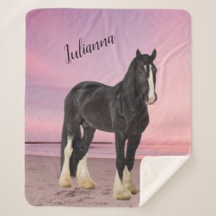 Couverture Sherpa Clydesdale noir et blanc sur la plage au coucher d