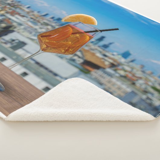 Couverture Sherpa Cocktail Spritz sur une table avec vue sur Milan (3/4)
