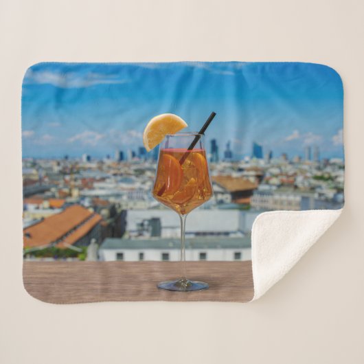 Couverture Sherpa Cocktail Spritz sur une table avec vue sur Milan (Devant (Horizontal))
