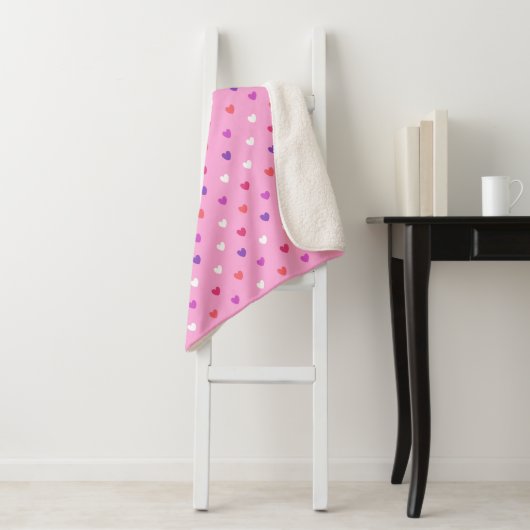 Couverture Sherpa Coeurs polka rose (En situation)