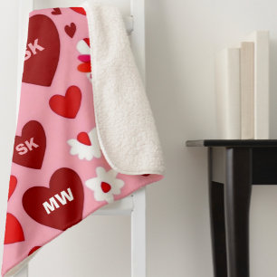 Couverture Sherpa Coeurs roses et rouges, motifs de fleurs et initia