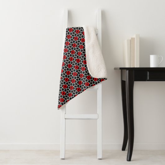 Couverture Sherpa Coquelicot sur dessous de plat Fleurs de Goth (En situation)