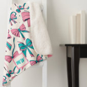 Couverture Sherpa Coquette rose et arcs turquoises monogramme