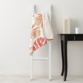 Couverture Sherpa Corail et or tropical feuilles et monogramme (En situation)