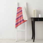 Couverture Sherpa Corail vivant, bandes rouge et violet (En situation)