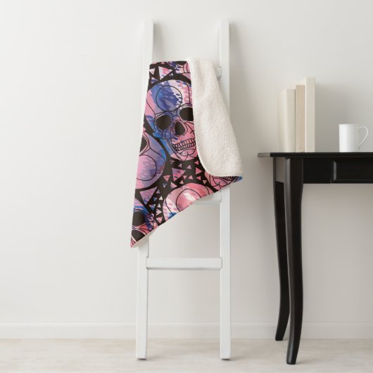 Couverture Sherpa Crâne avec ornement polygonal. Halloween. Inséable (En situation)