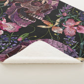 Couverture Sherpa Crâne brodé : Motif gothique de l'orchidée (3/4)